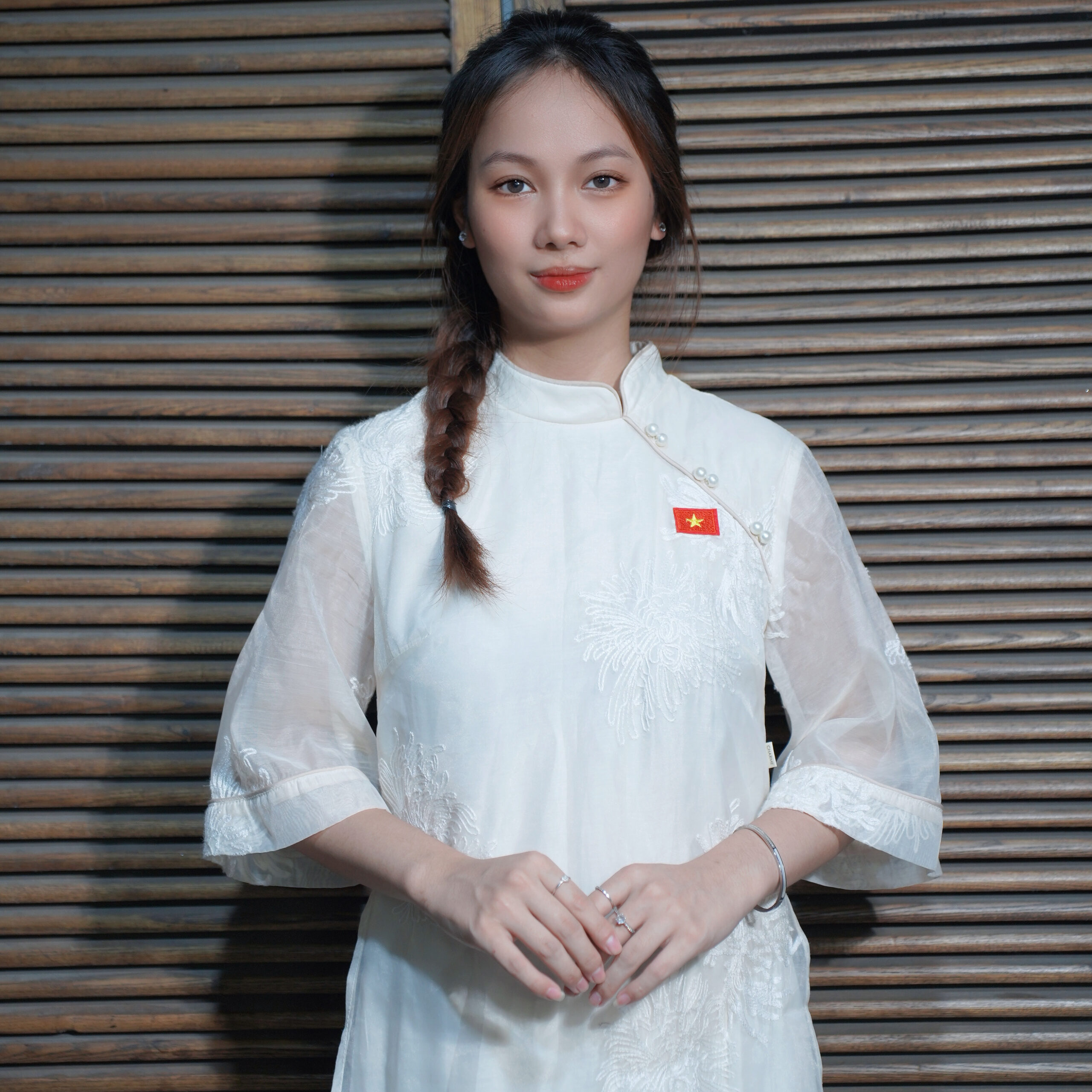 Áo Dài kem cúc ngọc