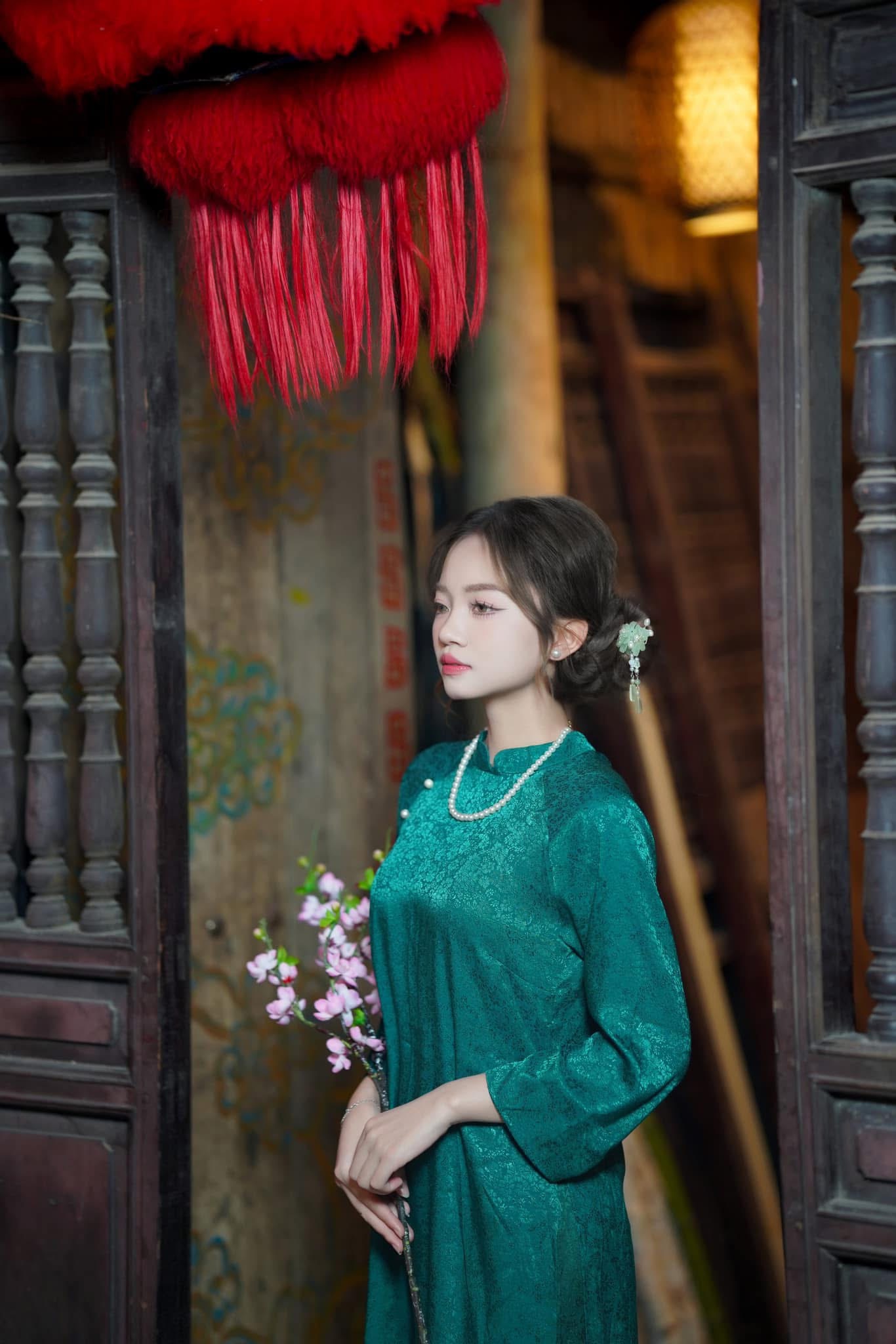 Áo dài trơn cổ tròn xanh lá đậm