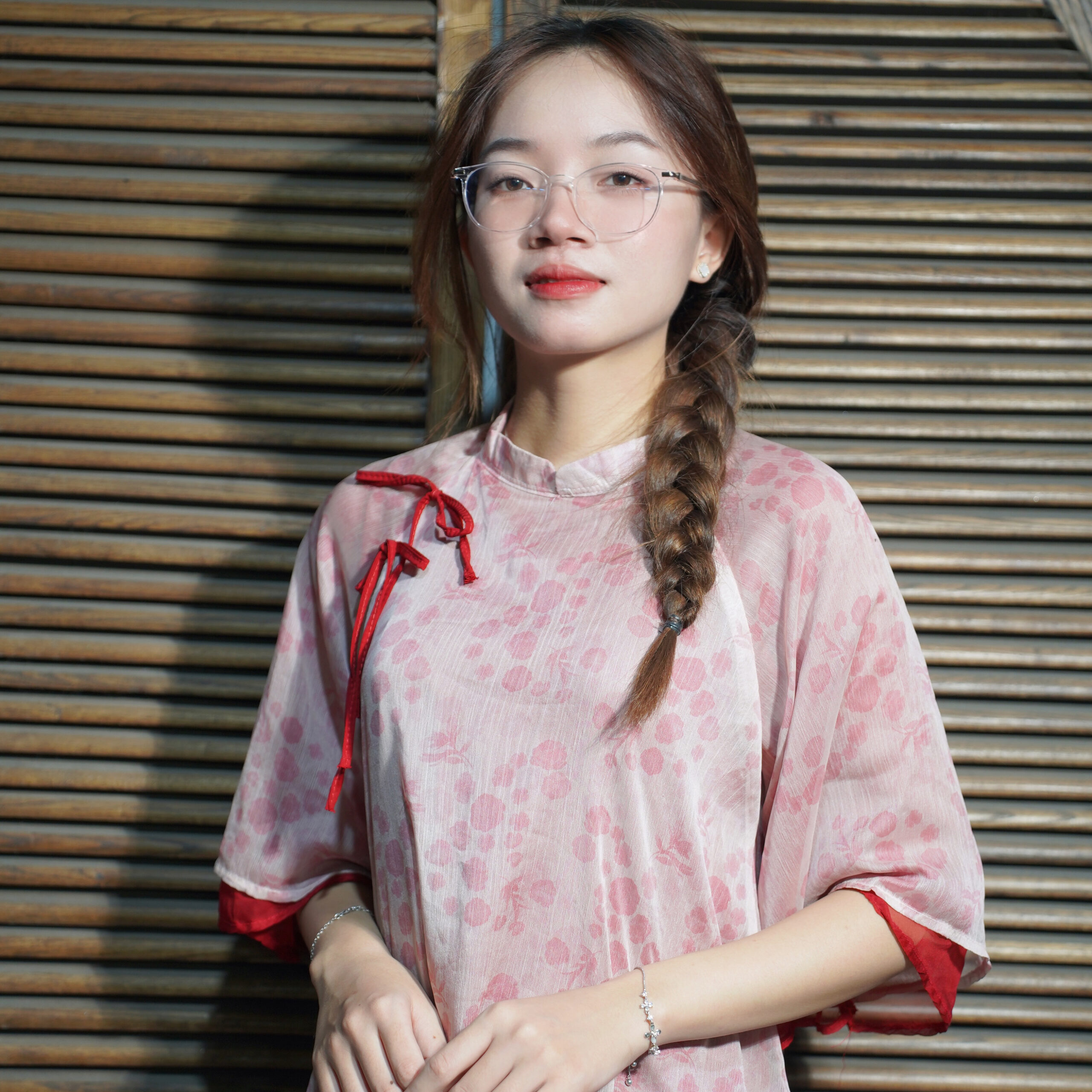 Pháp phục cách tân đỏ hồng